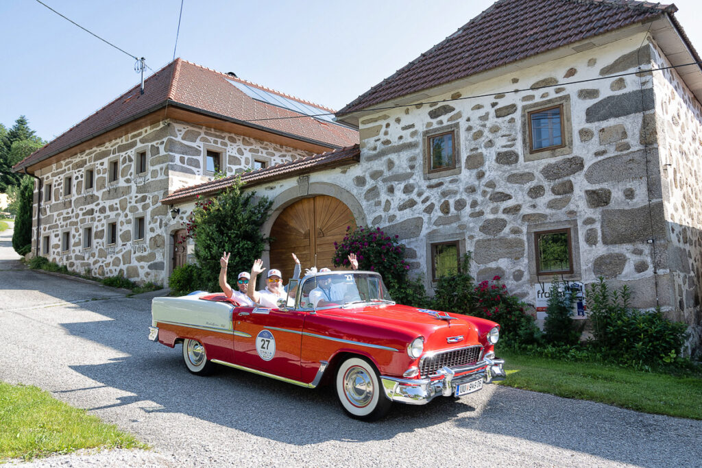 Mühlviertel Classic 2022: Ein Oldtimer vor einem typischen Mühlviertler Bauernhof.