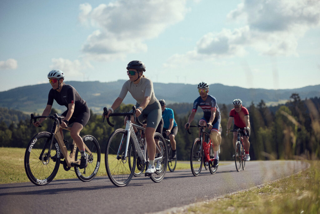 Foto TVB Mühlviertel/Alexander Kaiser: Rennradfahren durch die hügelige Landschaft des Mühlviertels.